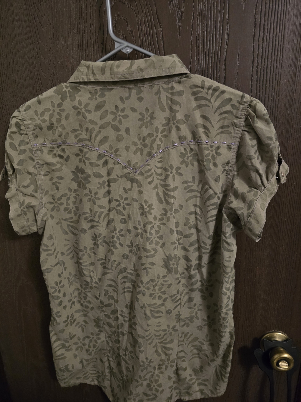 Casual Olive Short-Sleeve Button-Down Shirt with Leaf Print - Picture 5 of 6